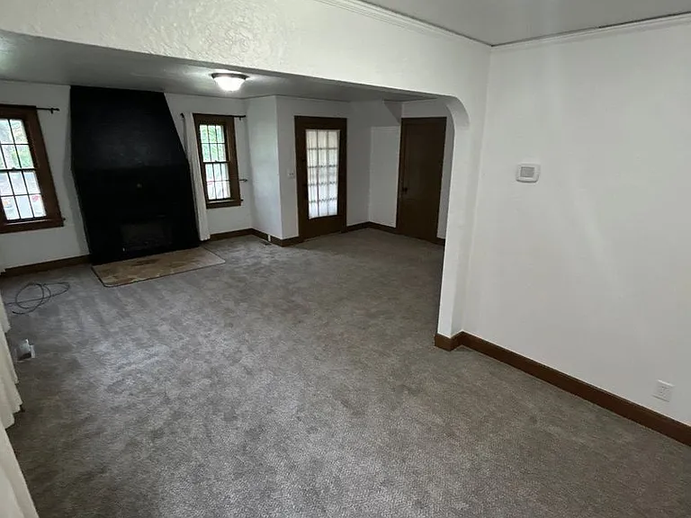 422 SW 9th St — Photo 4