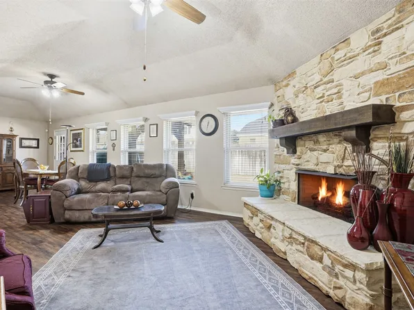 725 Windridge Ln, Burleson, TX 76028