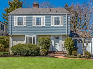105 Bourndale Rd N, Manhasset, NY 11030