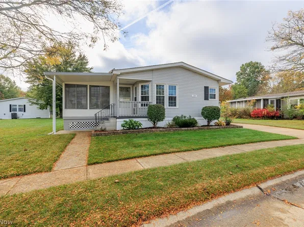 39 Periwinkle Dr, Olmsted Falls, OH 44138