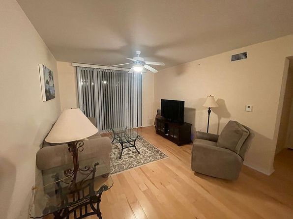 712 Villa Ln