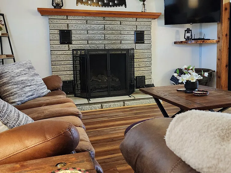 Hillcrest Dr — Photo 8