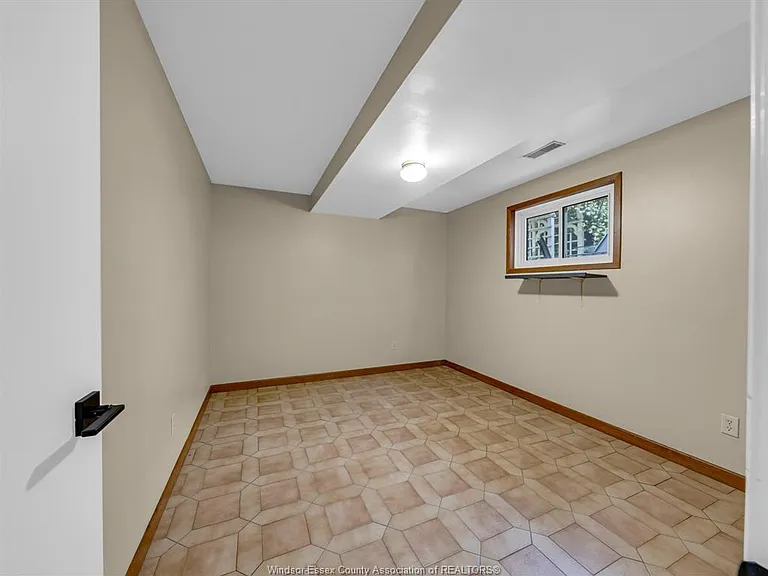 2823 Garvey Cres — Photo 28