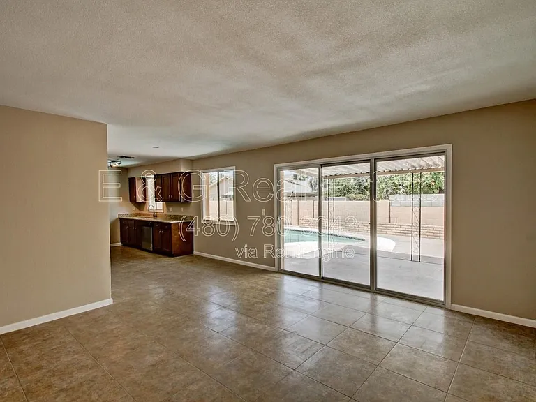 1030 E Manhatton Dr — Photo 7