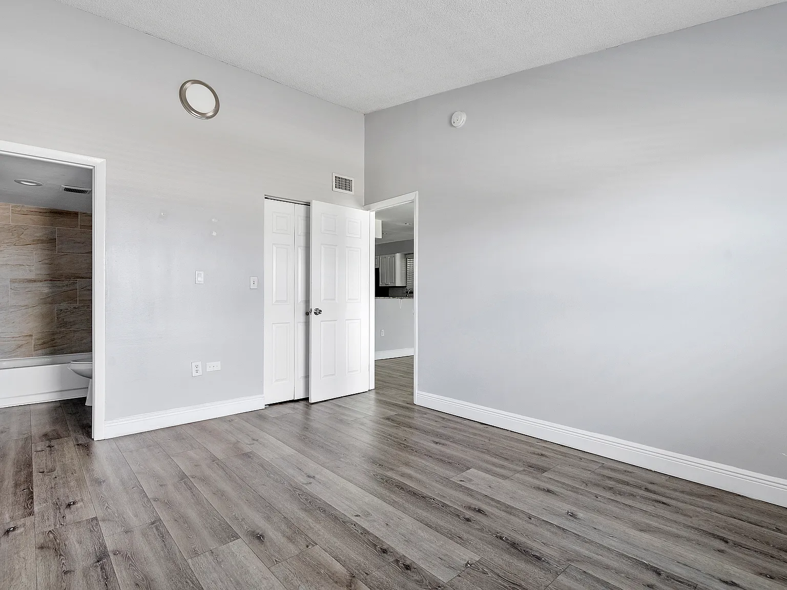 Lush Apartments — Photo 4