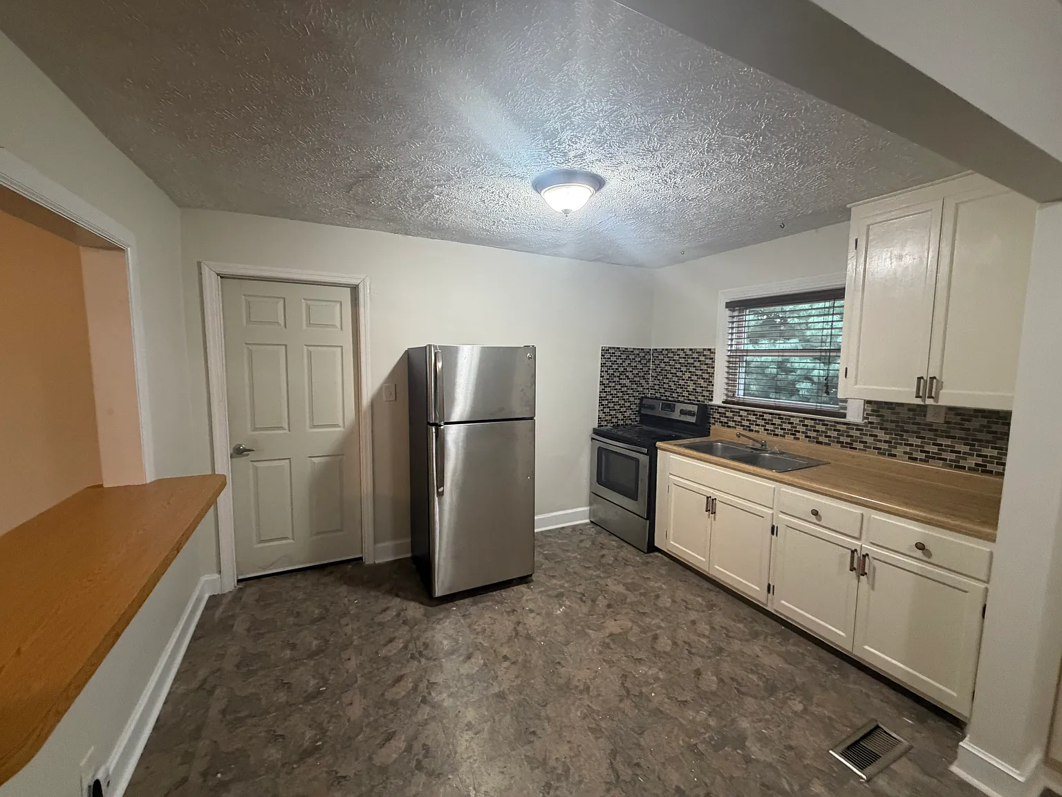 3 bed, 1192 sqft, $2,000 — Photo 4