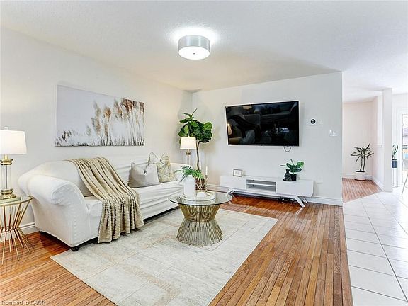 4th image of 154 Deerpath Dr
