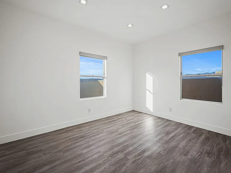 627 Brittania St — Photo 23