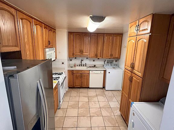 5th image of 815 S Cypress Ct