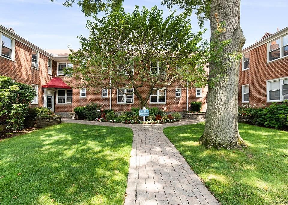 1st image of 8 Bryant Cres APT 2I