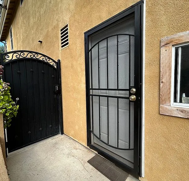 948 Martinique Dr — Photo 1