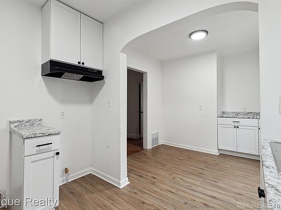 5th image of 10801 Haverhill St