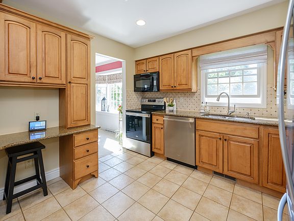 4th image of 3029 Tattersall Rd