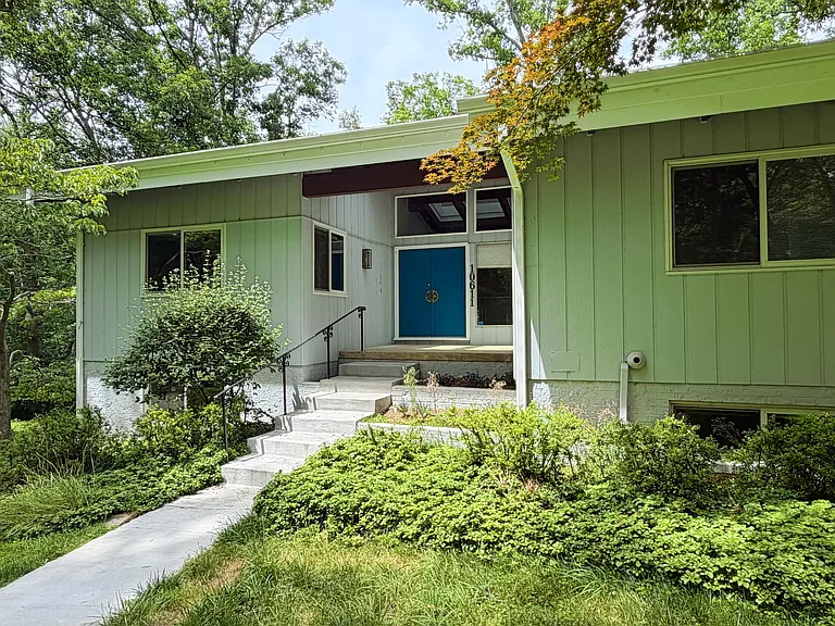 10611 Allenwood Ln — Photo 3