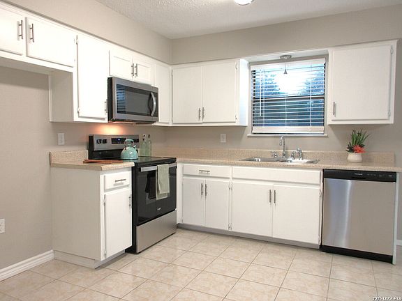 3rd image of 214 E SEGUIN ST