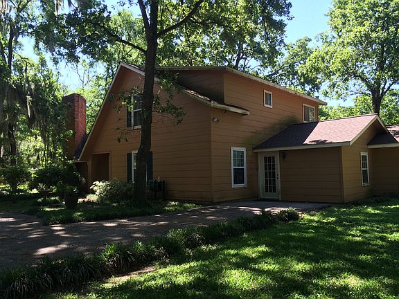 mature oaks and pecan trees