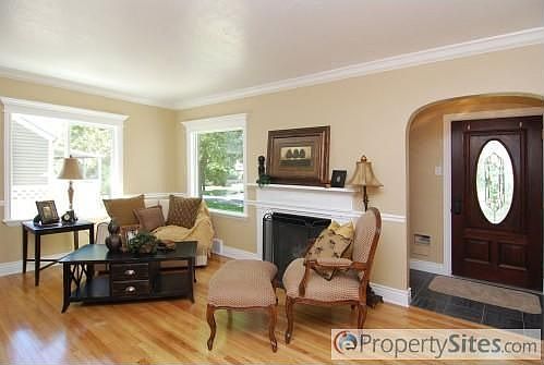 2nd image of 2487 S Dearborn St