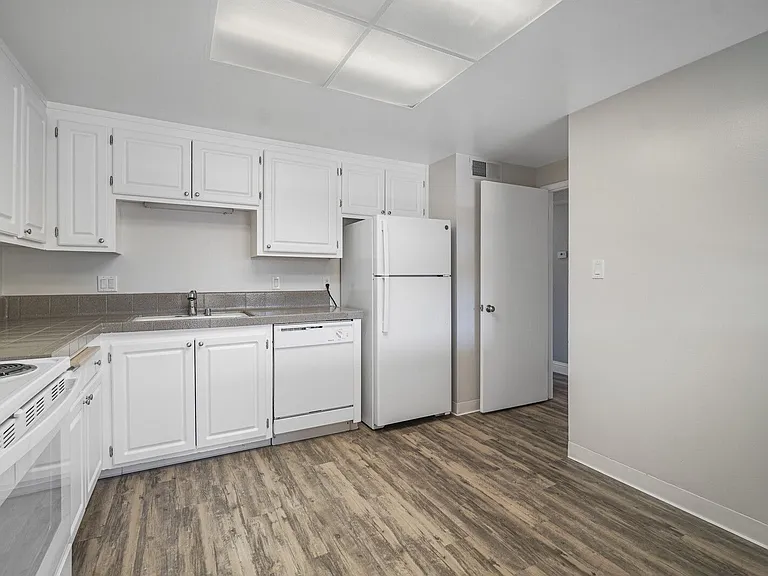 Glenmoor Green Apartments — Photo 23