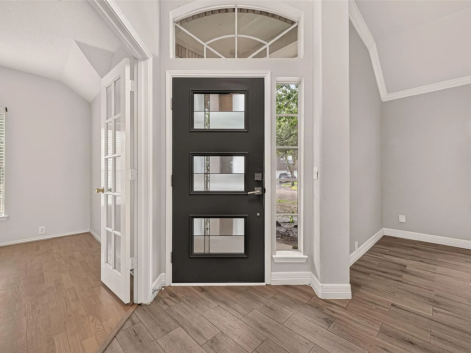 3 bed, 2.0 bath, 1997 sqft, $2,300 — Photo 3