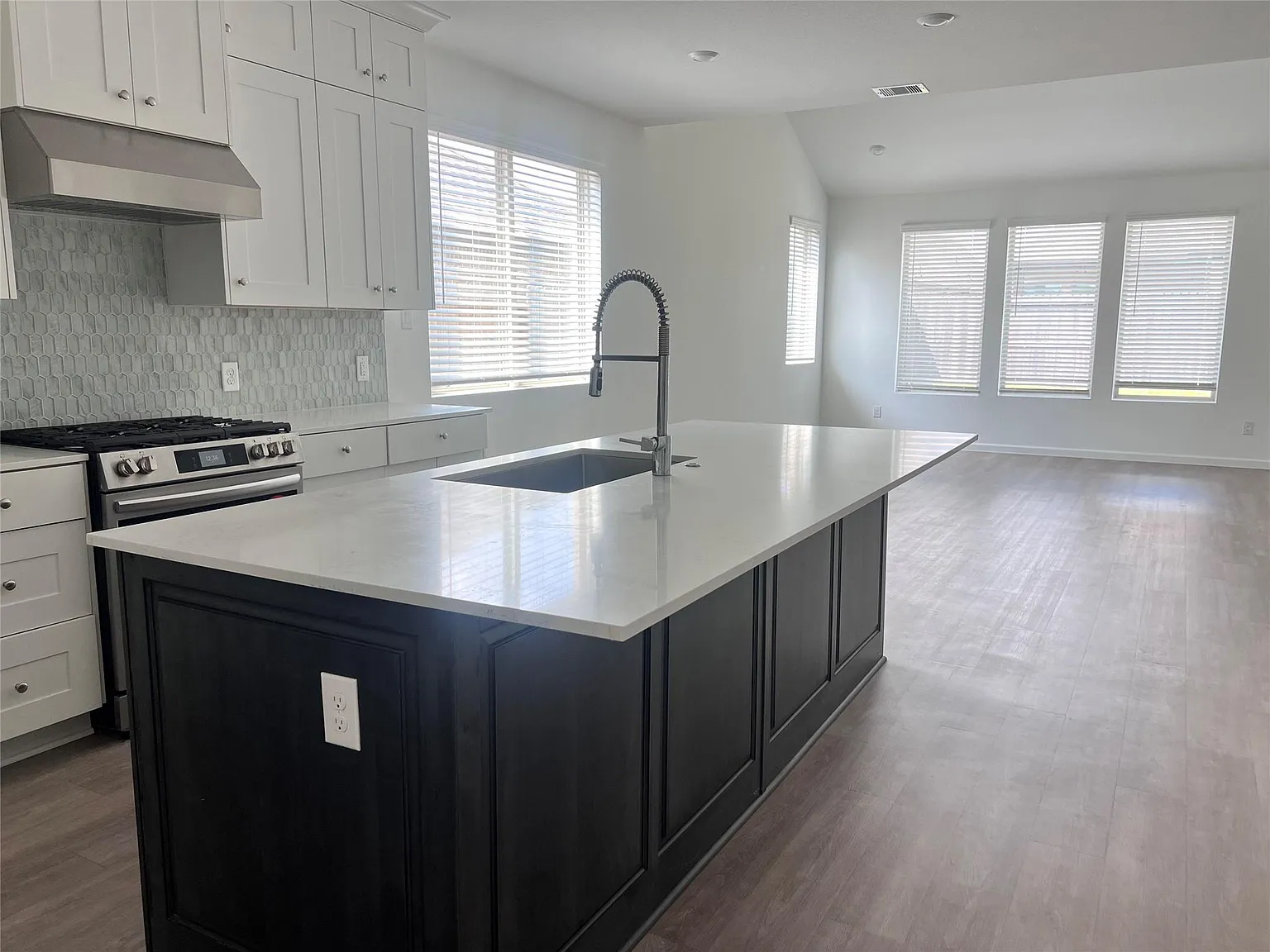 4 bed, 3.0 bath, 2426 sqft, $2,700 — Photo 1