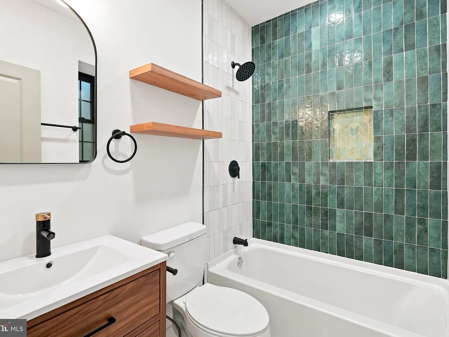 1 bed, 1.0 bath, 450 sqft, $1,050 — Photo 3