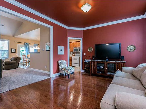 4th image of 6 Camelford Ln