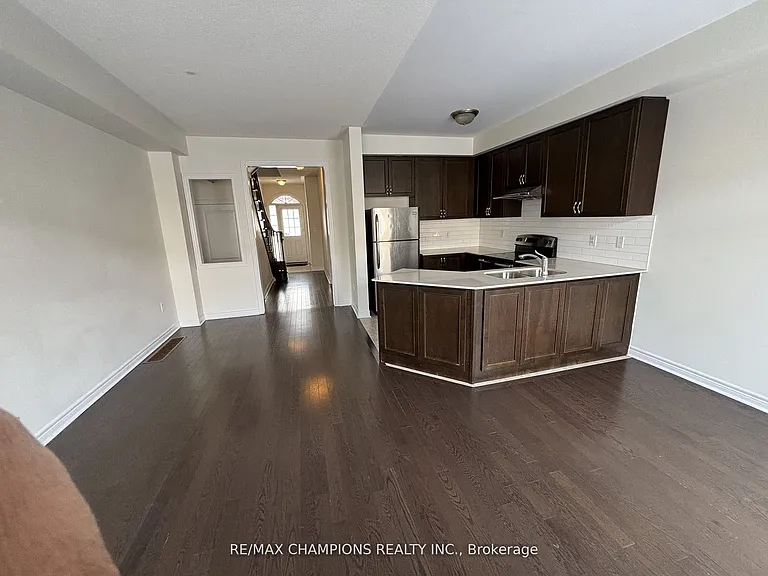 64 Pennycross Cres — Photo 5