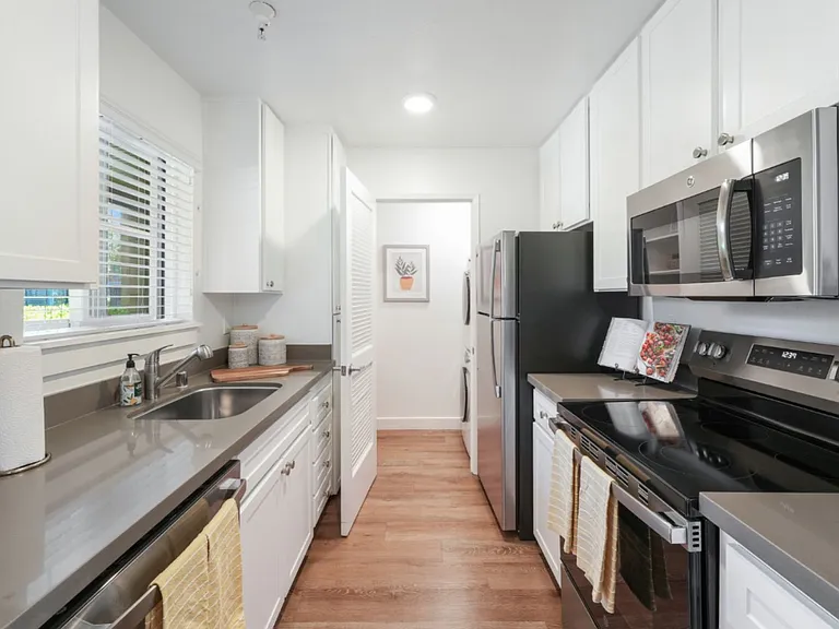 Indian Creek Apartments — Photo 33