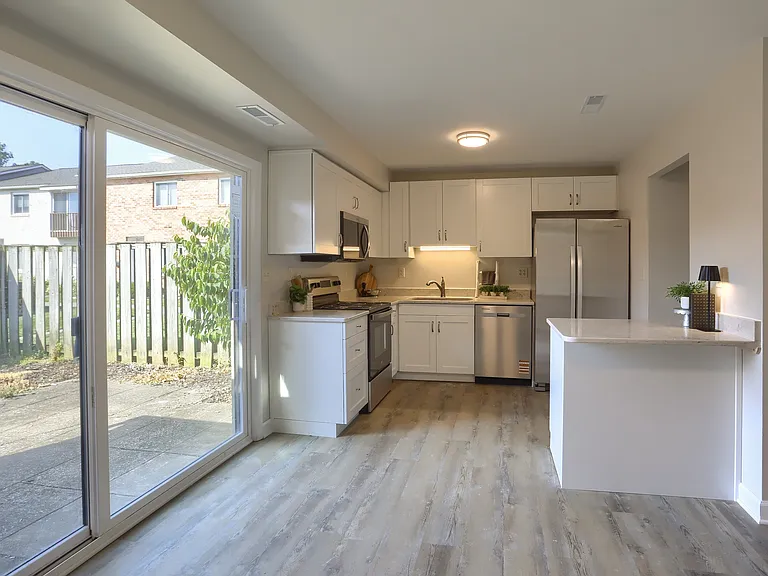 Briarcrest Gardens Apartments & Townhomes — Photo 31