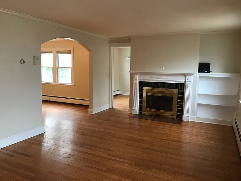 131 Seymour Ave — Photo 4