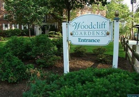 Mature trees and plantings