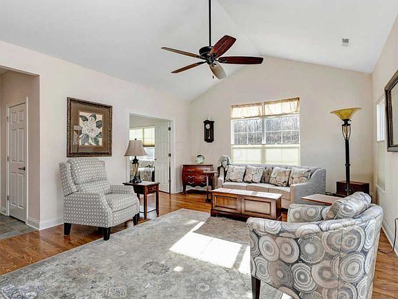 5th image of 128 Colonial Woods Dr