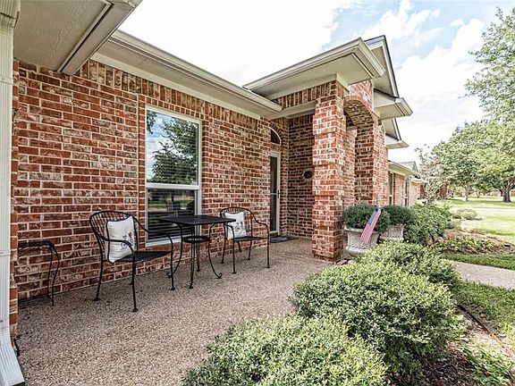 3rd image of 116 Laurel Oaks Ln