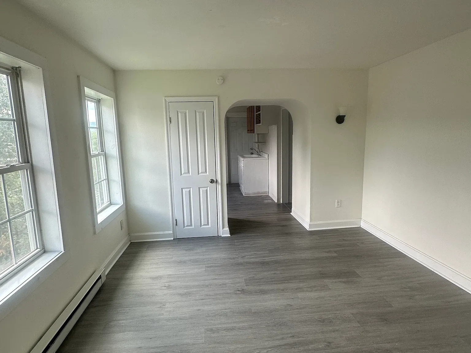 3 bed, 1000 sqft, $1,300 — Photo 1