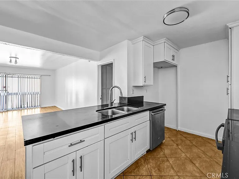 5334 Lindley Ave #319 — Photo 7