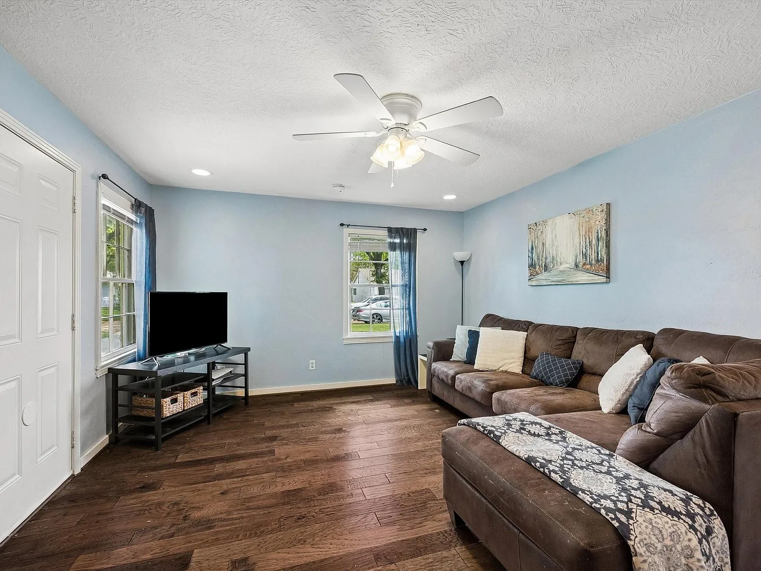 3 bed, 1.0 bath, 1142 sqft, $1,700 — Photo 3
