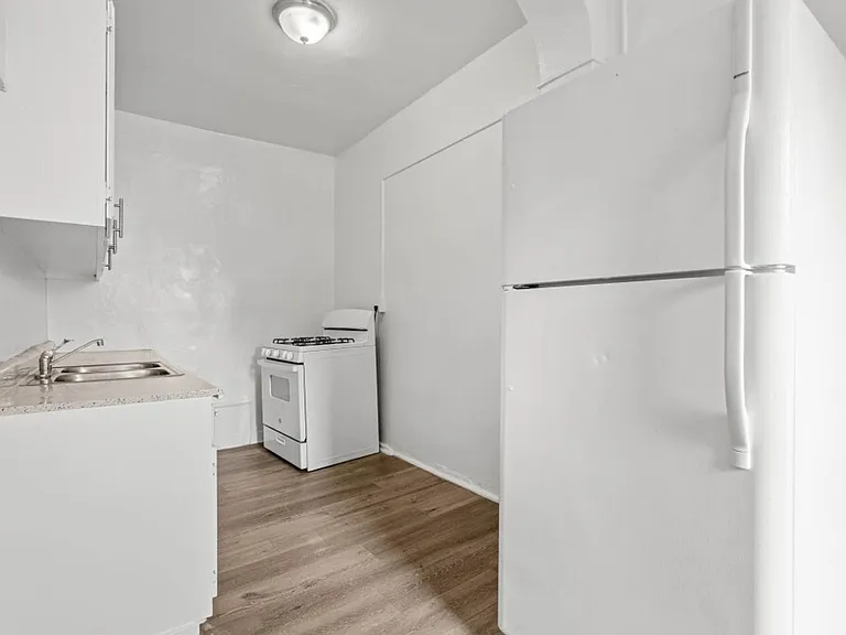 751 Normandie Ave #403 — Photo 5