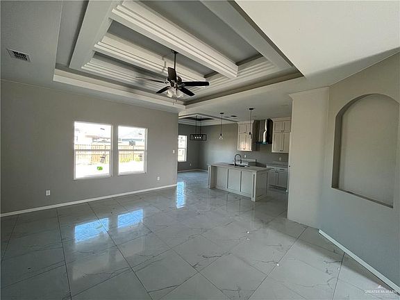 5th image of 402 Catalina Ave