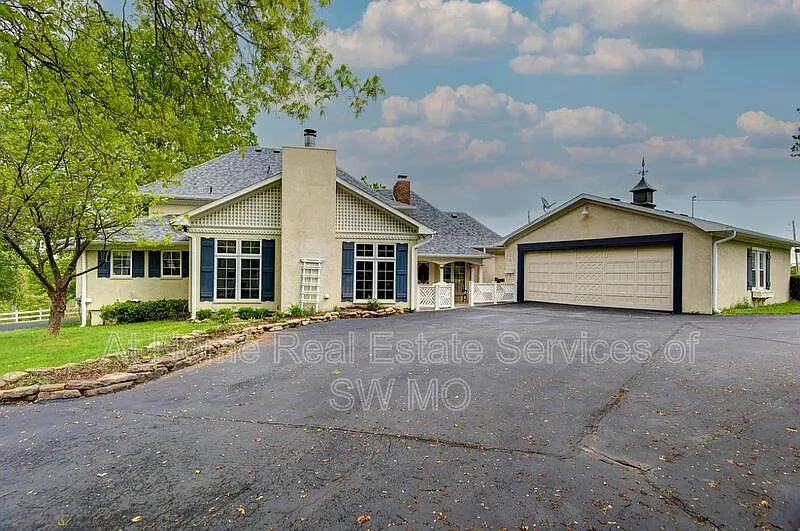 3 bed, 3.0 bath, 3200 sqft, $2,700 — Photo 2