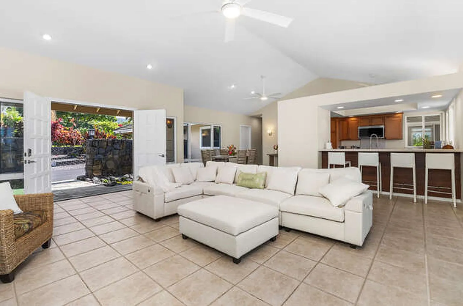 Beautiful Home in Gated Community — Photo 4