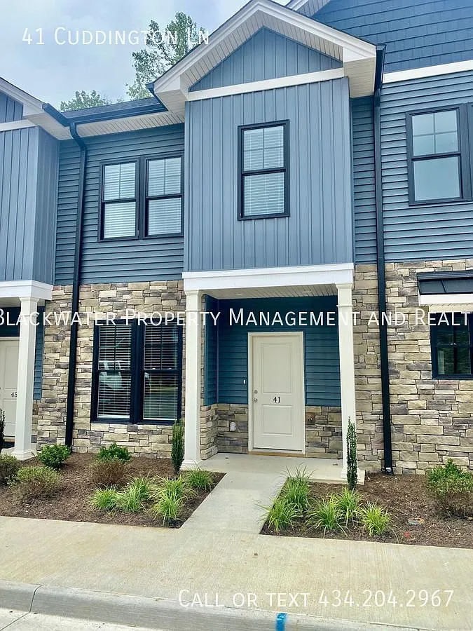 3 Bedroom Townhome in English Commons! Close to LU! — Photo 1