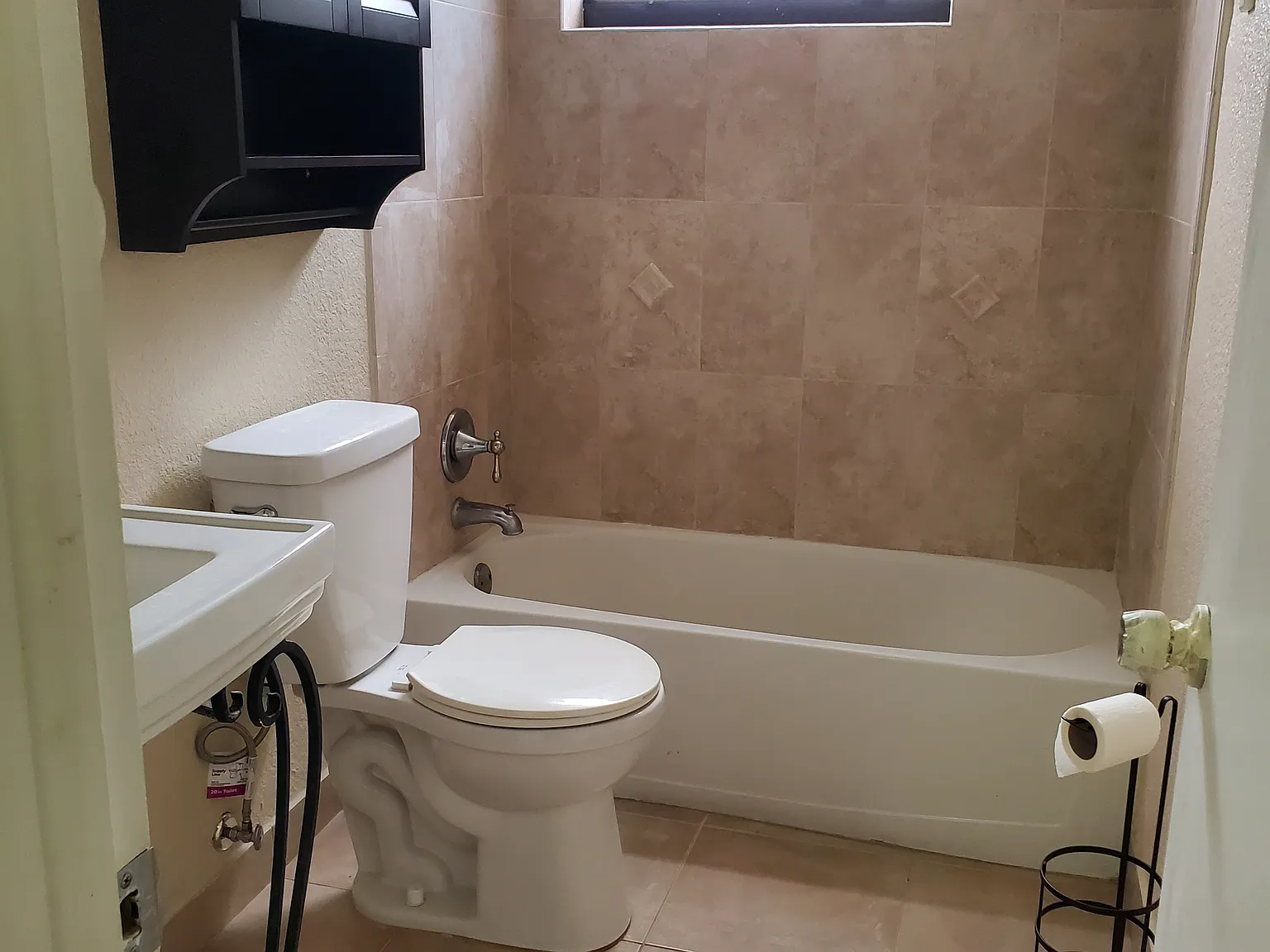 W 43rd Pl, Hialeah — Photo 1
