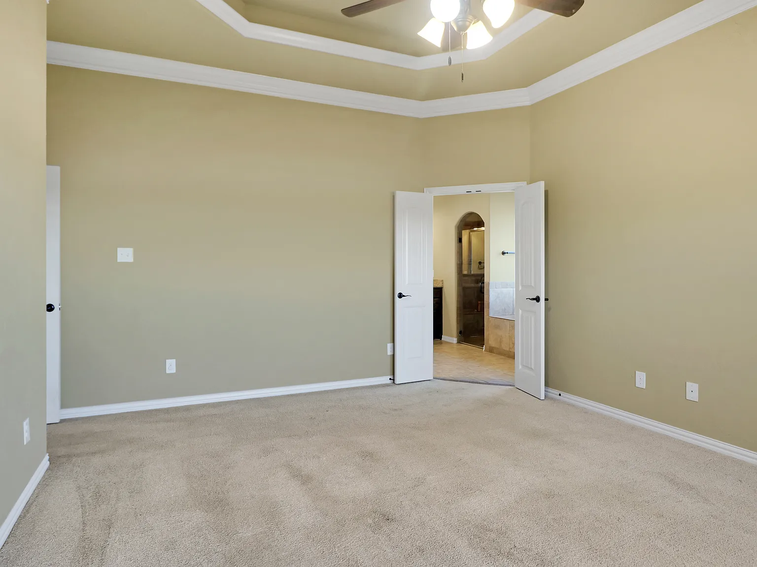 4 bed, 2226 sqft, $3,950 — Photo 4