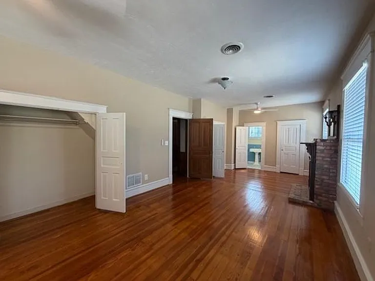 415 W Franklin St — Photo 12