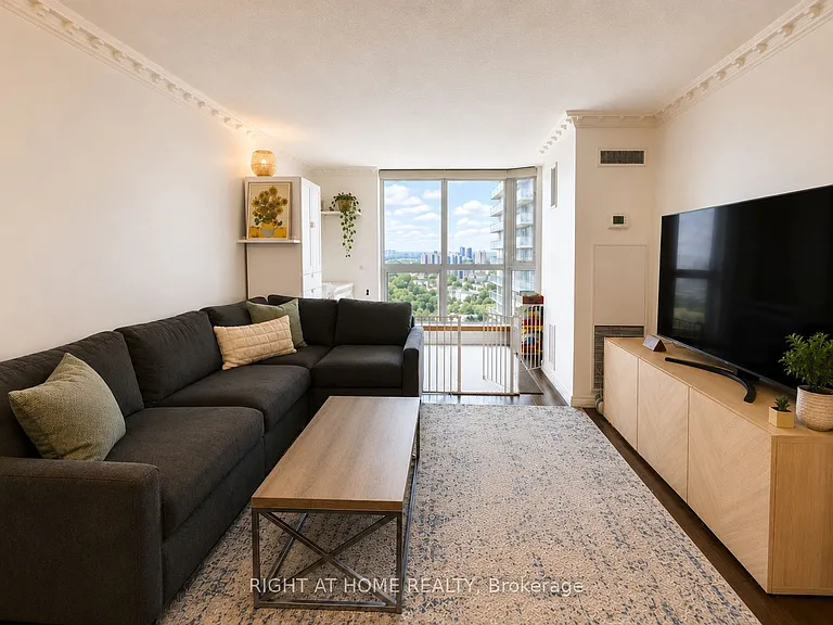 1055 Bay St #Penthouse 12 — Photo 3