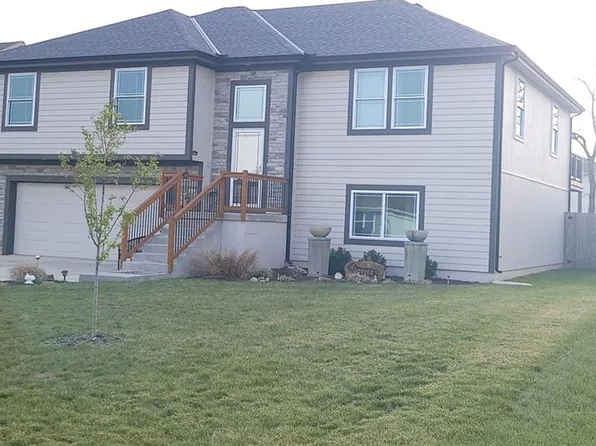 708 Hidden Meadows Dr, Paola, KS 66071