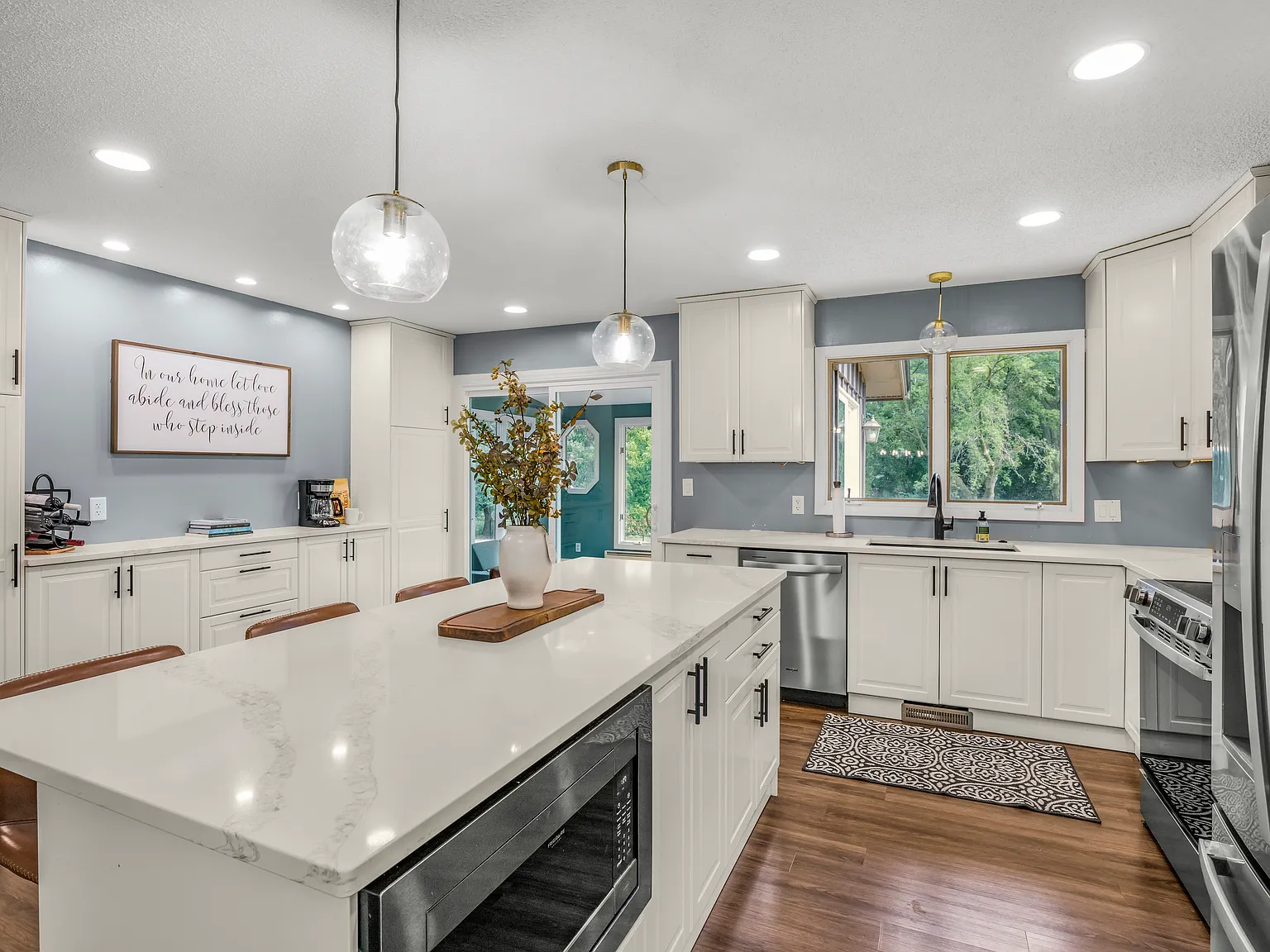 4 bed, 2600 sqft, $3,195 — Photo 4