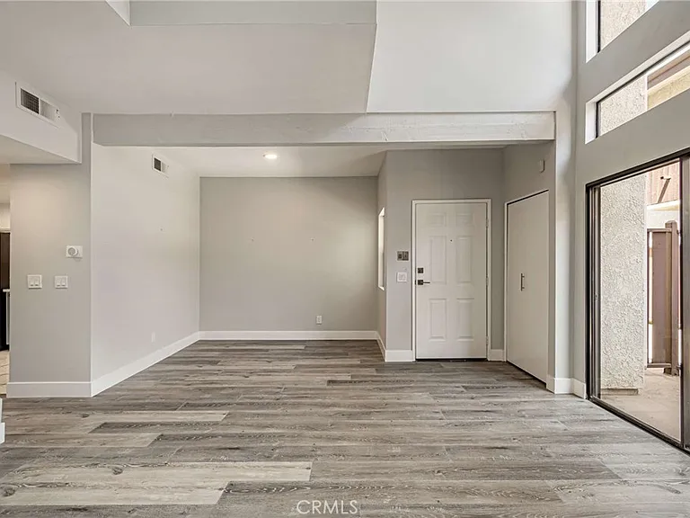 6323 Reseda Blvd #2 — Photo 3