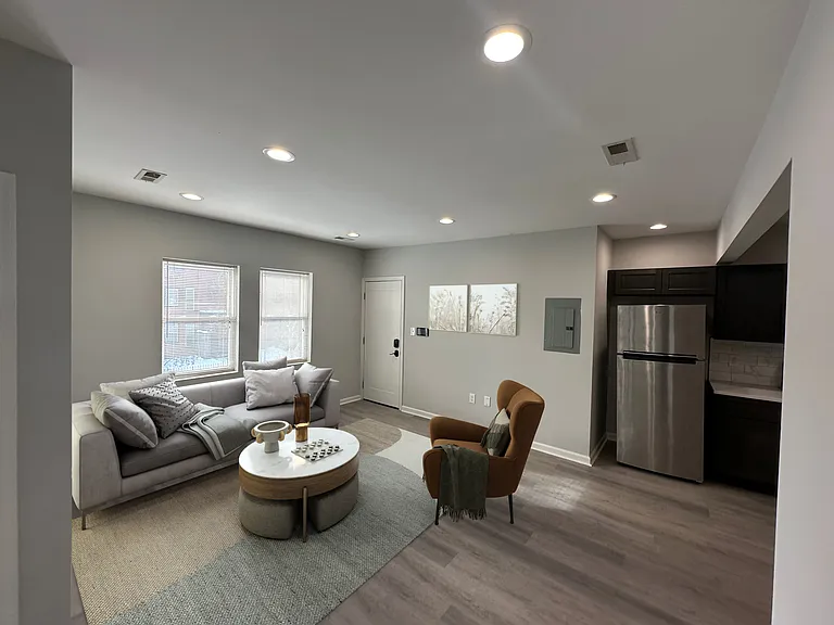 1608 E St NE #1 — Photo 1