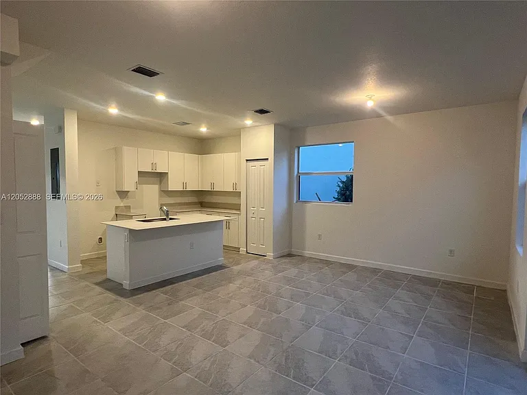 106 SE 11th Ct #106 — Photo 8